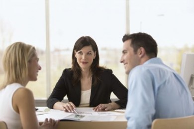 Finanzberater Gute Finanzberaterinnen und Finanzberater sollten heute über ein gut fundiertes Wissen in den Themen Wertpapiere, Fonds, Versicherungen, Finanzierungen und allen Formen der Altersvorsorge verfügen. (Foto: djd/BSC Neutrale Allfinanz-Vermittlungs-GmbH