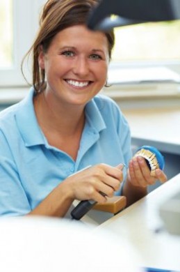 Frau Der erste Job nach der Ausbildung verheißt die ersehnte Selbstständigkeit. (Foto: djd/CreditPlus Bank AG)