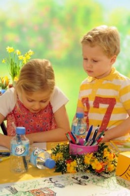 2 Kinder Würden alle Schreibgeräte in Deutschland aus recyceltem Material hergestellt, käme das auf eine jährliche Einsparung von rund 60.000 Tonnen Kunststoff. (Foto: djd/Pilot Pen (Deutschland))