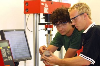 Baustoffpruefer Der Baustoffprüfer Mörtel- und Betontechnik überwacht permanent die automatisierten Produktionsanlagen. (Foto: djd/Transportbetonindustrie)