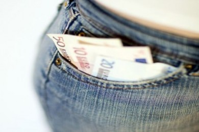 Geld Hosentasche Mehr Geld in der Tasche: Viele Freizeitparks geben beim Ticketkauf online bis zu 10 Prozent Rabatt. (Foto: djd/www.geld-magazin.de)