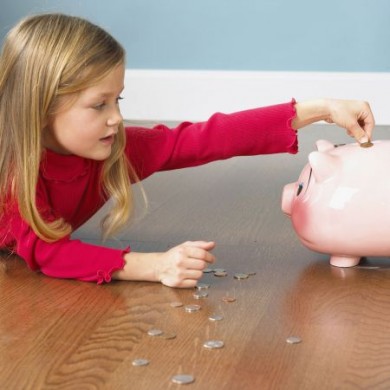 Sparschwein Wenn Eltern für ihre Kinder Geld anlegen wollen, raten die Anbieter gern zu Kapitalversicherungen. Es gibt aber geeignetere Formen, die eine höhere Rendite bringen. (Foto: djd/BSC Neutrale Allfinanz-Vermittlungs-GmbH)