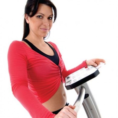 Frau am Sportgeraet (Foto: djd/Novotec Medical)