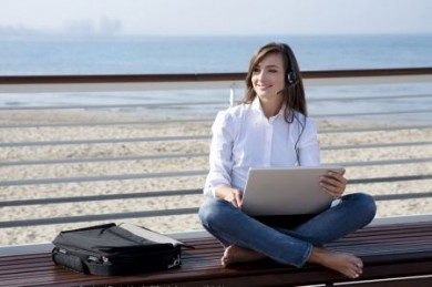 Laptop 40 Prozent der deutschen Arbeitnehmer denken während ihres Urlaubs ab und zu an die Arbeit, 34 Prozent erhalten jobbezogene Anrufe und E-Mails. 39 Prozent kümmern sich an den freien Tagen aktiv um ihre Karriereplanung und informieren sich über Weiterbildungsangebote oder offene Stellen. (Foto: djd/Randstad Deutschland)