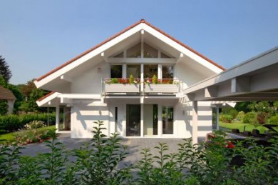 Traumhaus Die Zahl der Immobilien, die zwangsversteigert werden, nimmt zu. Für Immobilienkäufer verbindet sich damit die Chance auf ein "Schnäppchen", deutlich unter dem Marktwert des Traumhauses. (Foto: djd/Davinci Haus)