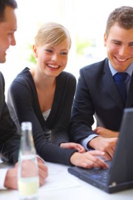 Ausbildungsmarkt Bei den Ergo Direkt Versicherungen werden zehn Servicefachkräfte für Dialogmarketing am 1. September ihre zweijährige Ausbildung beginnen. Sechs davon haben einen qualifizierten Hauptschulabschluss. (Foto: djd/Ergo Direkt Versicherungen)