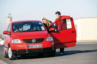 Fahrzeug Ein Azubi, der sein Geld als Anzahlung für eine Drei-Wege-Finanzierung verwendet, kann sich sogar einen Neuwagen wie den VW Fox leisten. (Foto: djd/Volkswagen)