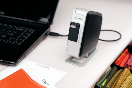 Etiketten herstellen Benötigt wenig Platz, zeigt aber viel Wirkung: Mit kompakten Etikettendruckern lassen sich Ordner, Präsentationsmappen und vieles mehr professionell beschriften.
