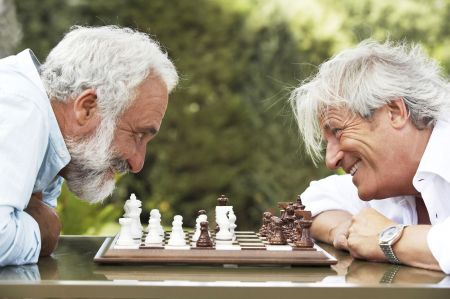 Schachspieler Wer im Ruhestand gut versorgt sein will, muss die gesetzliche Rente möglichst frühzeitig durch private Vorsorge ergänzen.