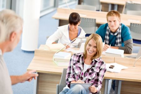 Fernstudium Abwechslung im Fernstudium: Neben dem selbstständigen Lernen am eigenen Schreibtisch gibt es auch regelmäßige Vorlesungen und Seminare an regionalen Studienzentren.